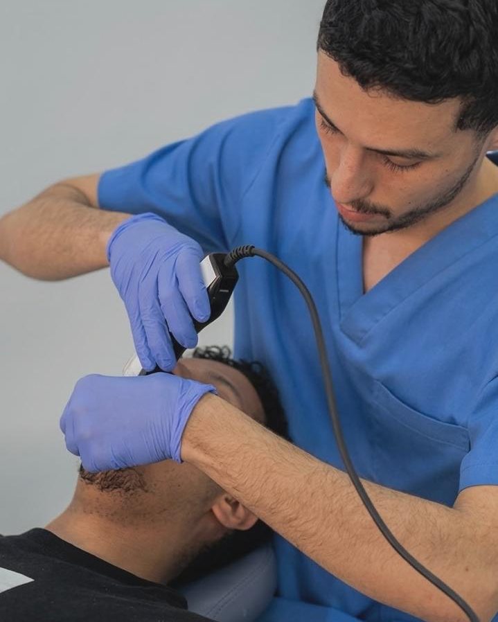 Le Dr. Fadili Anas en soin au cabinet AFD Dental Care